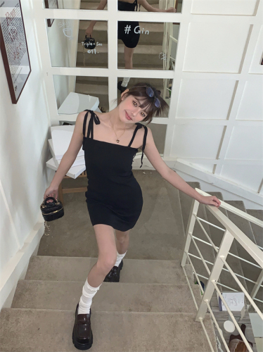 Real shot of black suspender dress in summer, short hot girl's butt-covering skirt, French sexy skirt