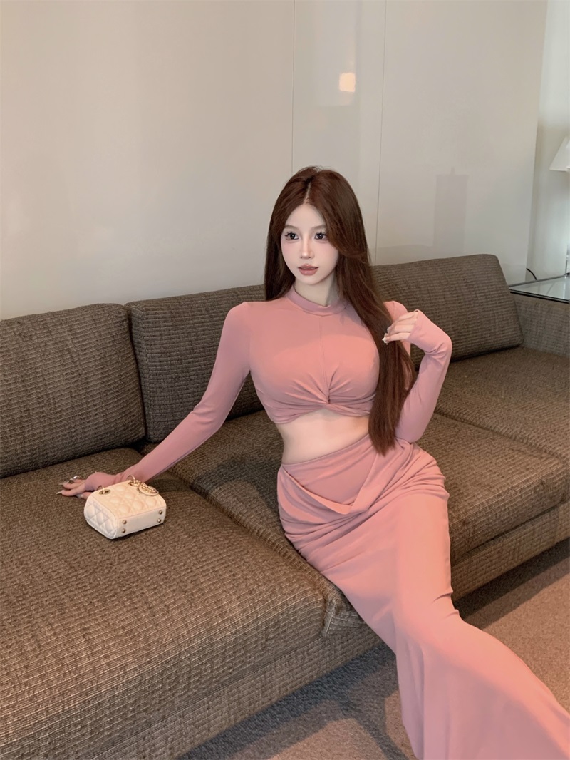 Real shot!  New round neck twisted waist-baring long-sleeved top slim fit fishtail hip skirt suit