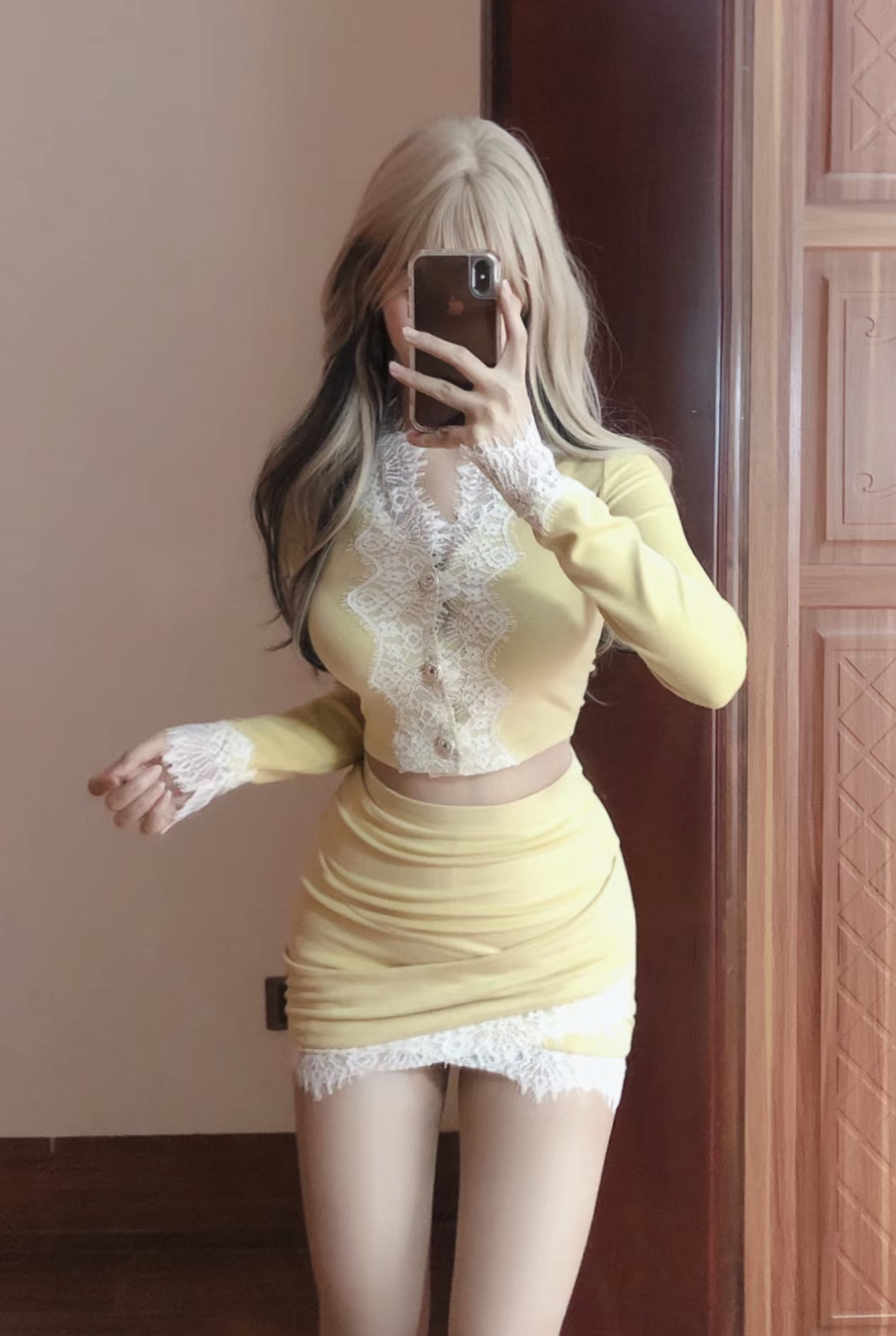 Real shot design welcoming new cashmere knitted slim top + cross hip skirt