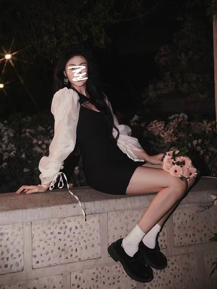 赫本風長袖連衣裙女春秋2024新款法式設計感別致辣妹收腰包臀短裙