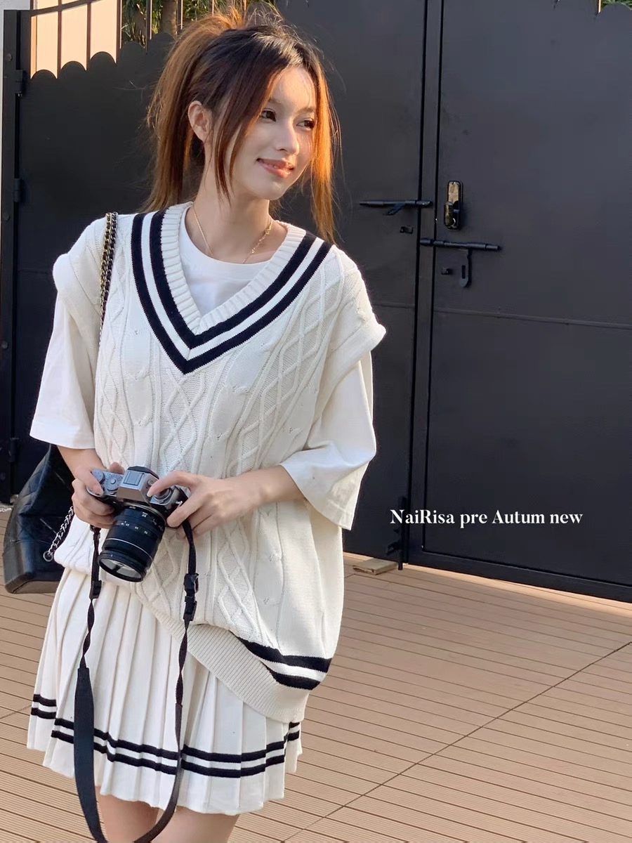 NaiRisa Thames Private School Belle V-neck vest pleated skirt preppy style knitted two-piece suit