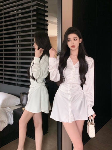 Real shot of high-end waist-cinching satin shirt dress, ladylike style, light and sophisticated style, long-sleeved A-line short skirt