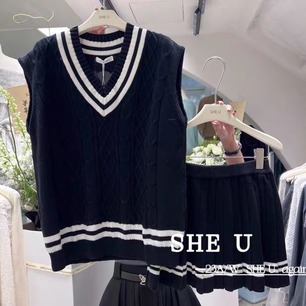 Contrast color striped suit for women spring and autumn new college style V-neck knitted vest sweater + pleated skirt two-piece set