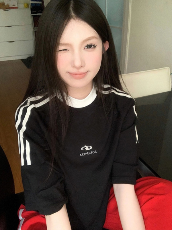 國潮牌酒紅色三條槓短袖T恤女夏季新年時尚上衣