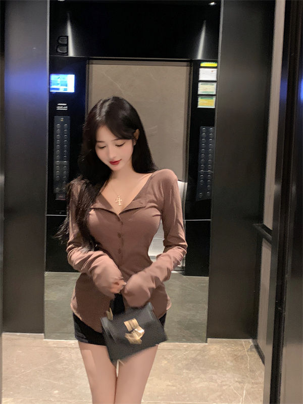已出貨 純欲風辣妹長袖t恤女春季新款紐扣設計感小眾修身顯瘦上衣