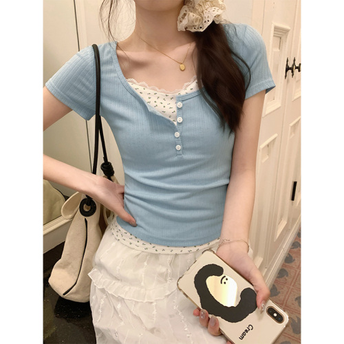 Actual shot of fake two-piece lace floral bottoming shirt for women in spring and summer with design sense of layering hot girl short top