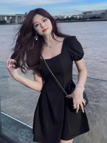 赫本风小黑裙女夏季新款法式复古方领中长款黑色泡泡袖连衣裙