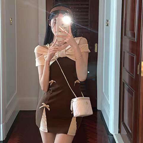 辣妹撞色蝴蝶結一字肩連衣裙女2024夏季修身顯瘦緊身包臀裙
