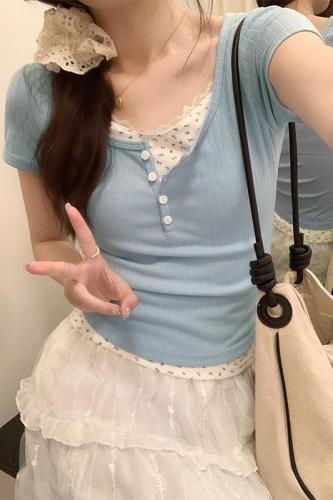 Actual shot of fake two-piece lace floral bottoming shirt for women in spring and summer with design sense of layering hot girl short top