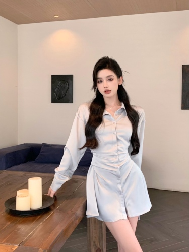 Real shot of high-end waist-cinching satin shirt dress, ladylike style, light and sophisticated style, long-sleeved A-line short skirt