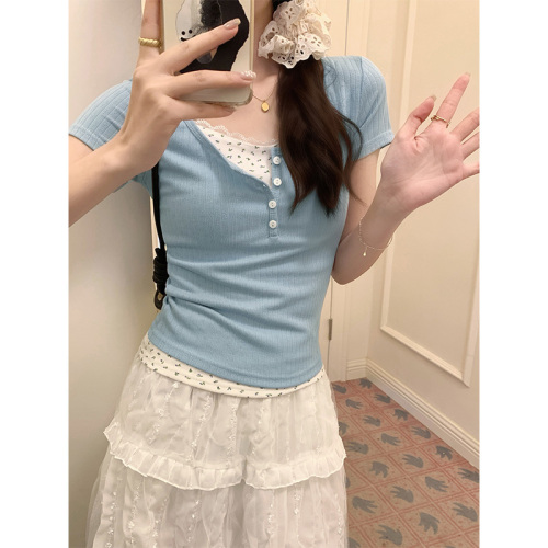 Actual shot of fake two-piece lace floral bottoming shirt for women in spring and summer with design sense of layering hot girl short top