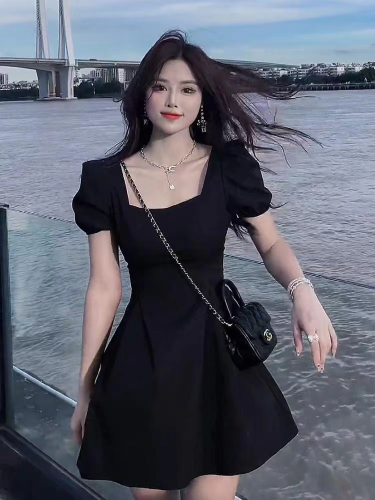赫本风小黑裙女夏季新款法式复古方领中长款黑色泡泡袖连衣裙