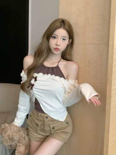 Real shot of a hot girl with a pure lust bow, a slim-fitting suspender belt + a one-shoulder irregular top, a true two-piece set