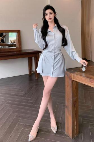 Real shot of high-end waist-cinching satin shirt dress, ladylike style, light and sophisticated style, long-sleeved A-line short skirt