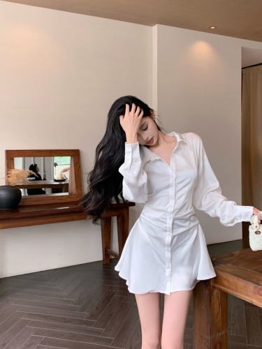 Real shot of high-end waist-cinching satin shirt dress, ladylike style, light and sophisticated style, long-sleeved A-line short skirt