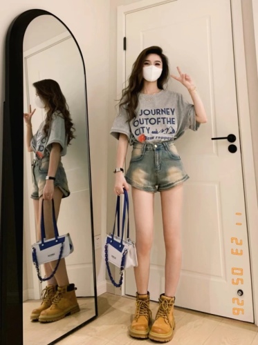 Gray short-sleeved T-shirt, denim shorts two-piece set, Hong Kong style petite sweet girl’s age-reducing cool salt style outfit set