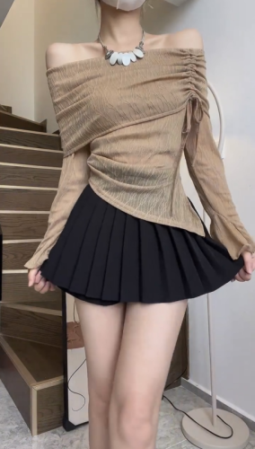 A petite pure-sexy hottie wears a khaki one-piece collar, off-the-shoulder top, pleated short skirt, two-piece suit