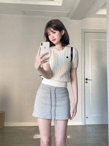 Short-sleeved sweater for women in summer, gentle temperament, slim fit, thin twist sweater, T-shirt top + skirt suit