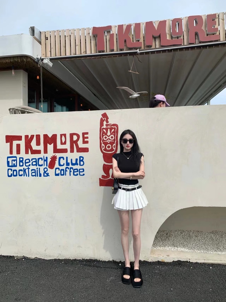 Sweet and spicy style, short-sleeved T-shirt and skirt for small Internet celebrities, two-piece set with age-reducing suit skirt for summer