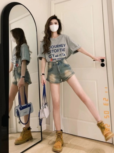 Gray short-sleeved T-shirt, denim shorts two-piece set, Hong Kong style petite sweet girl’s age-reducing cool salt style outfit set