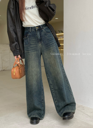 Actual shot of early spring loose wide-leg washed retro nostalgic straight floor-length denim trousers