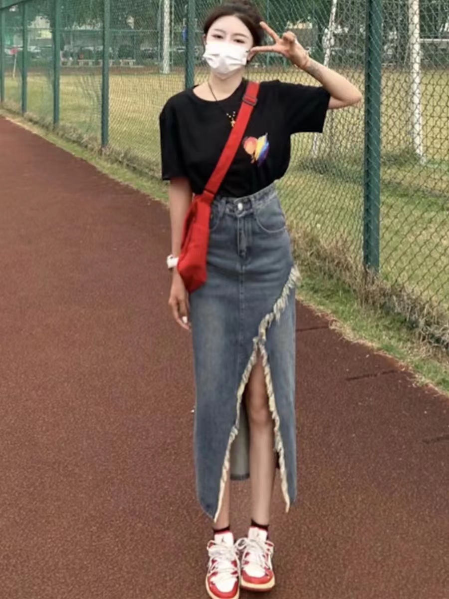 Set of love short-sleeved T-shirt, retro slit denim skirt, slim mid-length skirt suit