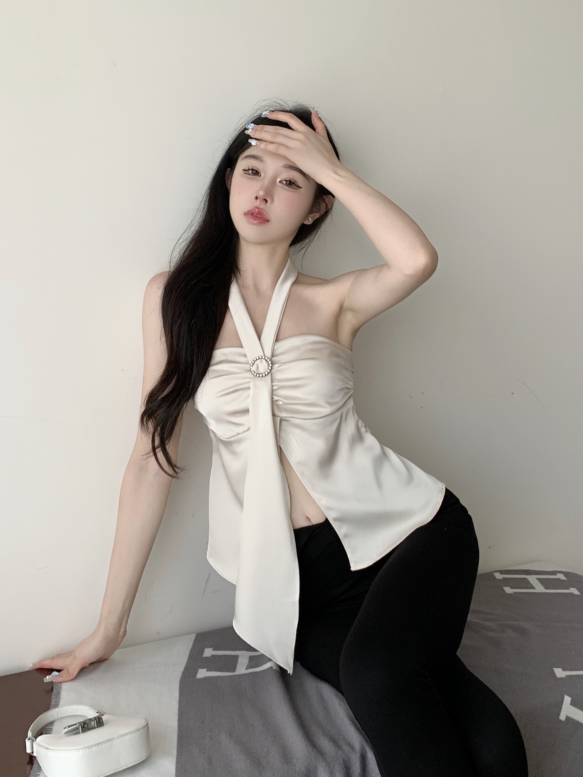 Real shot of high-end halterneck two-piece slit solid color tube top with suspenders
