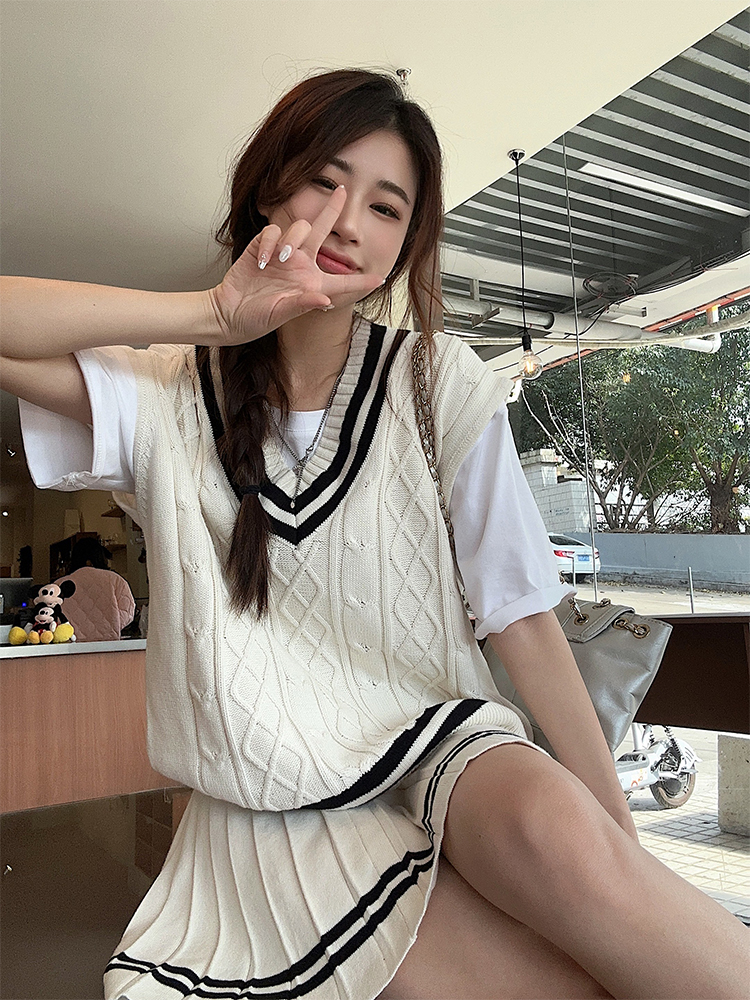 Actual shot of spring and summer Korean chic simple contrasting color V-neck college knitted suit + white T
