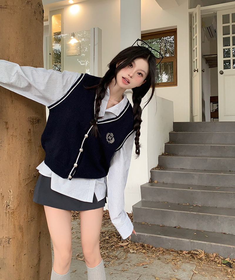 Actual shot of a two-piece set with a college-style V-neck and a knitted vest layered over a Polo-collar striped shirt