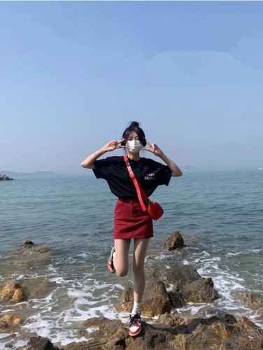 Hong Kong style retro internet celebrity hits the street in a little man's outfit that can be salty or sweet, white T-shirt, red denim short skirt two-piece set