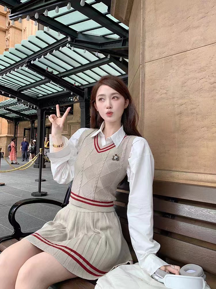 College style vest suit for women in autumn, pleated skirt for small people, two-piece age-reducing temperament knitted suit