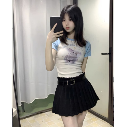 Short-sleeved right-shoulder T-shirt for women, unique, sweet and spicy style short top + black skirt two-piece set