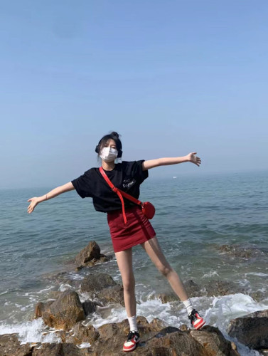 Hong Kong style retro internet celebrity hits the street in a little man's outfit that can be salty or sweet, white T-shirt, red denim short skirt two-piece set