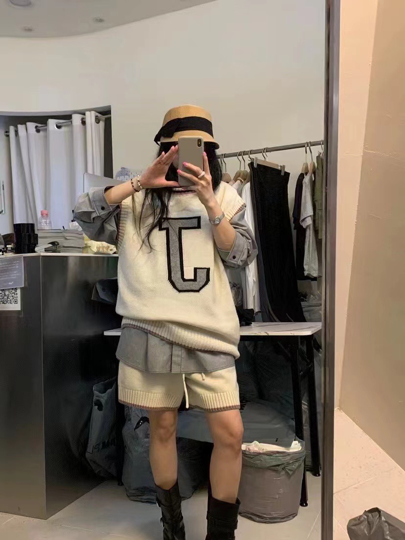 Wool sweater to reduce age, retro college style letter vest sweater, casual shorts two-piece suit