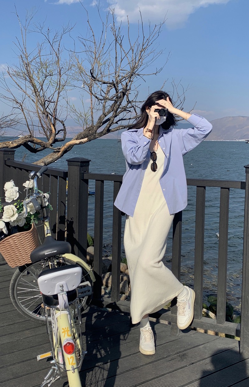 Fashionable, versatile, sun-protective, chic long-sleeved loose shirt paired with a slim-fitting suspender dress, a slimming two-piece suit