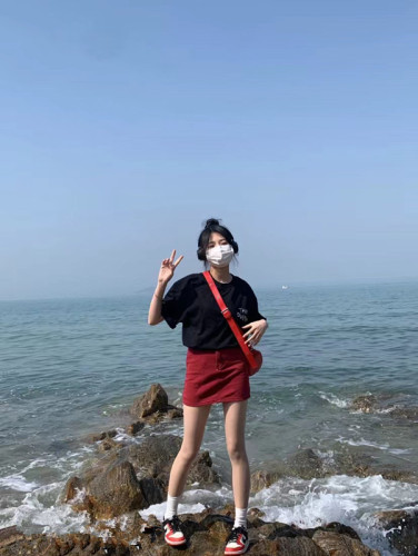 Hong Kong style retro internet celebrity hits the street in a little man's outfit that can be salty or sweet, white T-shirt, red denim short skirt two-piece set