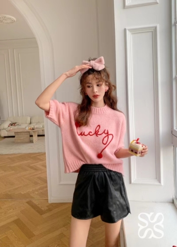 Hemp ball knitted short-sleeved women's French fashion ins niche casual top + black shorts two-piece set