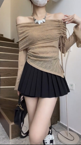 A petite pure-sexy hottie wears a khaki one-piece collar, off-the-shoulder top, pleated short skirt, two-piece suit