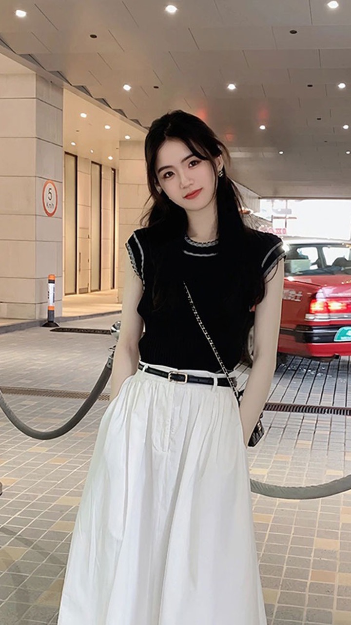 Summer French long skirt, temperament, high-end and exquisite white dress for women, unique little fragrance, royal sister style suit
