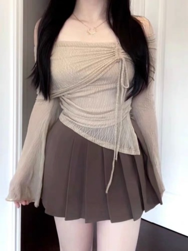 In spring and summer, a petite girl with a pure lust style wears a khaki one-piece collar, off-the-shoulder top, pleated short skirt, two-piece suit.