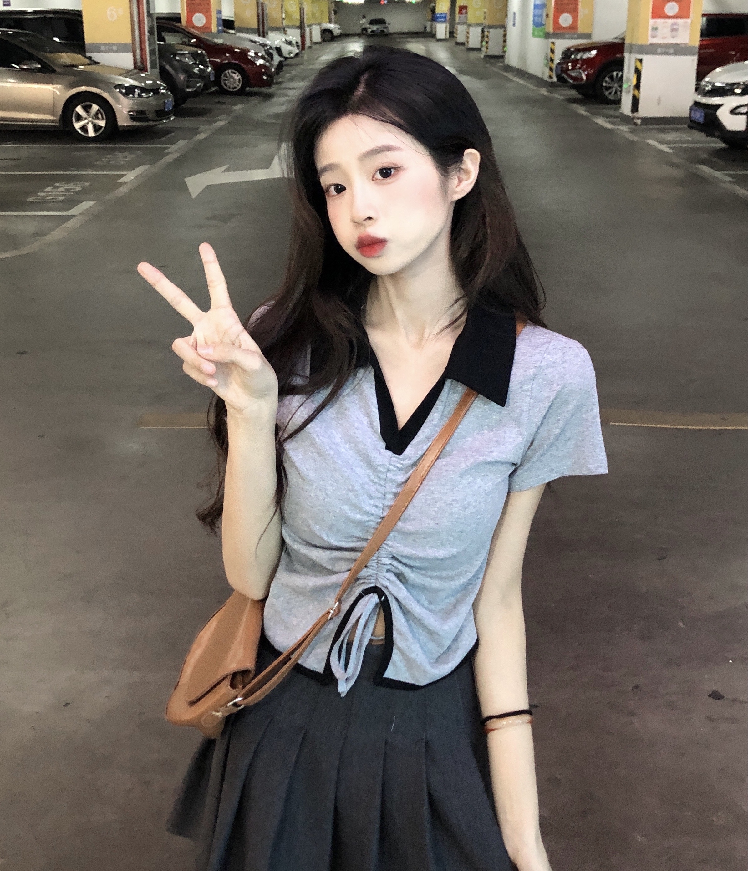 Suit Irregular Contrast Color Turn V Neck Drawstring Pleated Short Sleeve T-Shirt Women's Summer New Hot Girl + Black Pleated Skirt