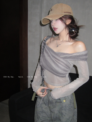 Real shot of hot girl style crossover one-shoulder gradient mesh long-sleeved T-shirt with slight translucency, slim fit and midriff-baring top