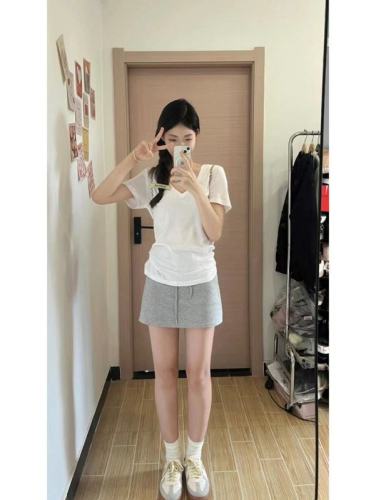 White right-shoulder short-sleeved T-shirt for women in summer, casual, simple, versatile top, slim inner layer, bottoming shirt + skirt set