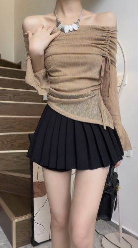 A petite pure-sexy hottie wears a khaki one-piece collar, off-the-shoulder top, pleated short skirt, two-piece suit