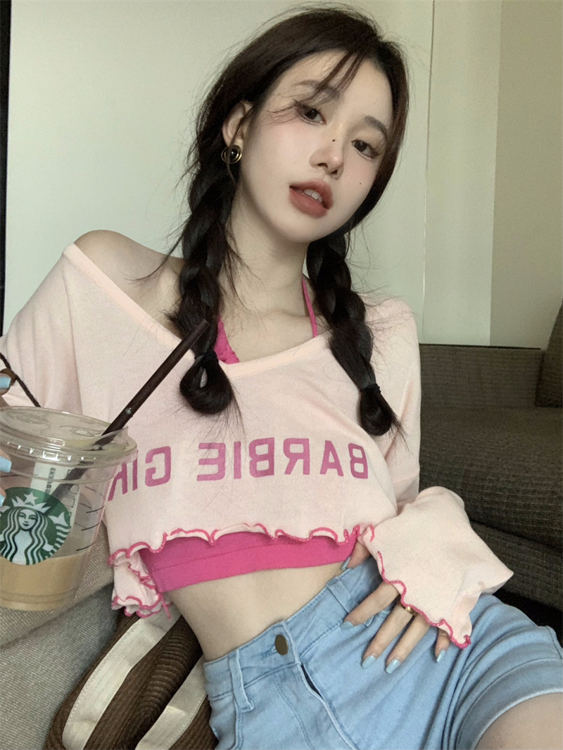 Real shot of a hot girl with a halter neck strap and a fungus-trimmed sunscreen blouse two-piece set