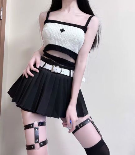 Set of cross-flower suspender knitted top + pleated skirt, casual and versatile, slimming, high-waisted hot girl A-line shorts