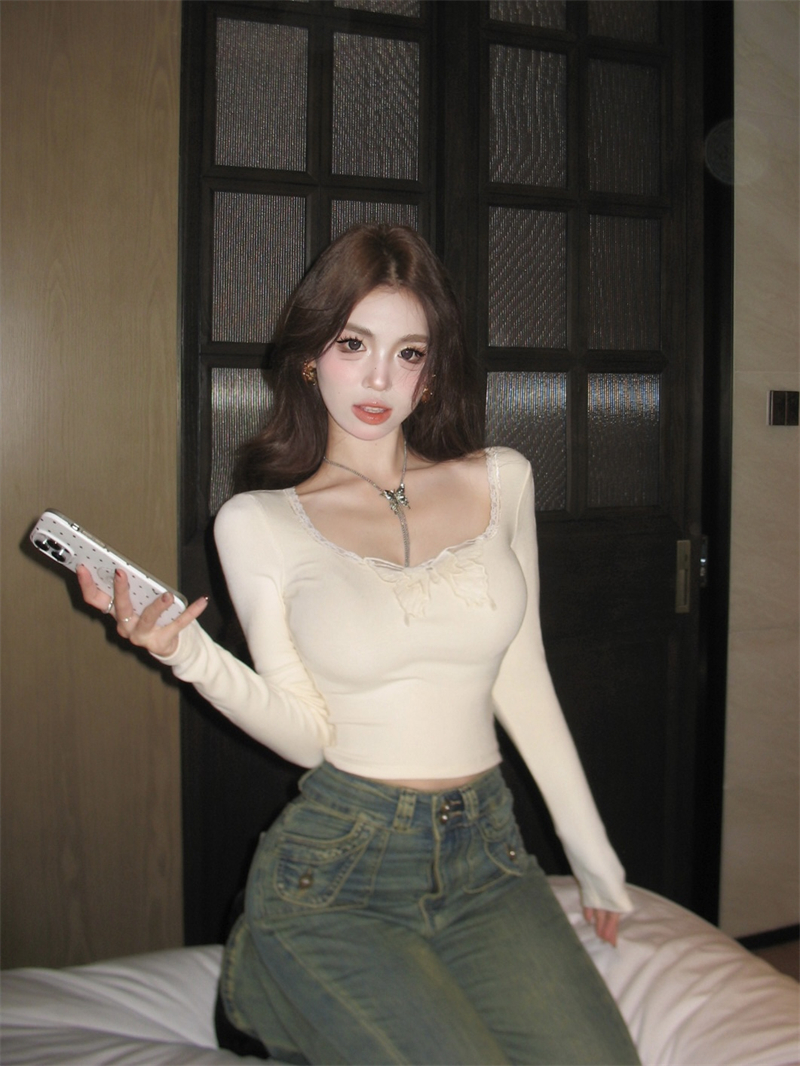 Actual shot of butterfly lace stitching long-sleeved niche design T-shirt