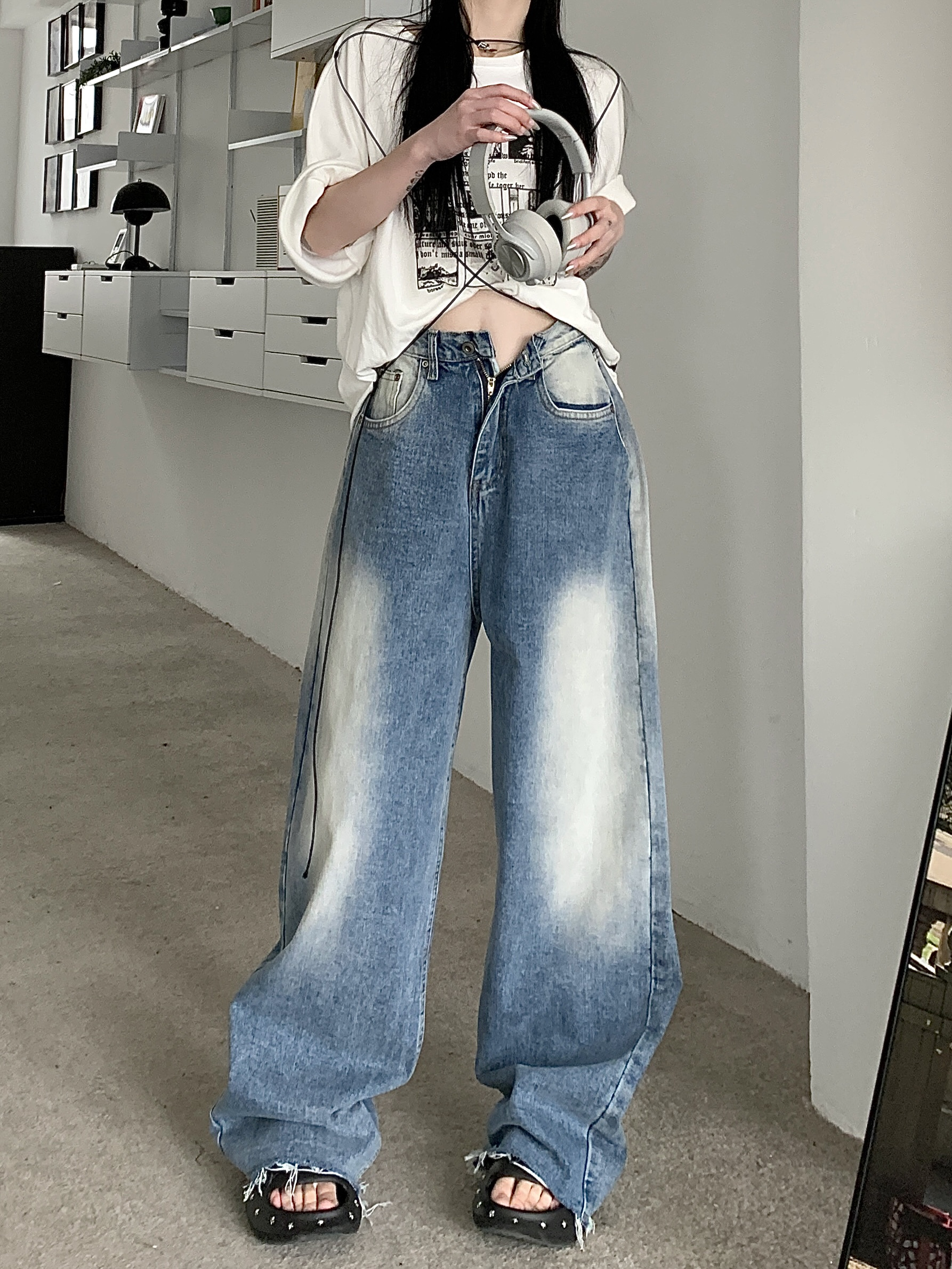 Actual shot of elastic waisted, loose, straight-leg, versatile and slim jeans