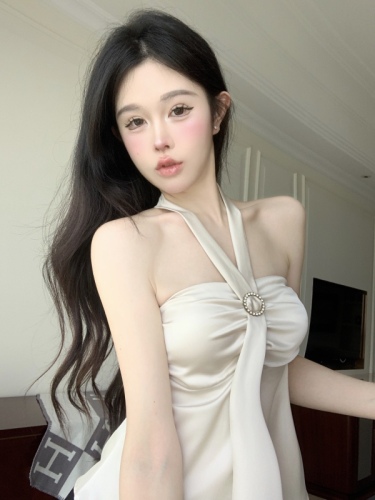 Real shot of high-end halterneck two-piece slit solid color tube top with suspenders