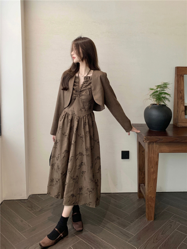 Real shot!  French retro style short long-sleeved shawl jacket halter neck flower print dress suit